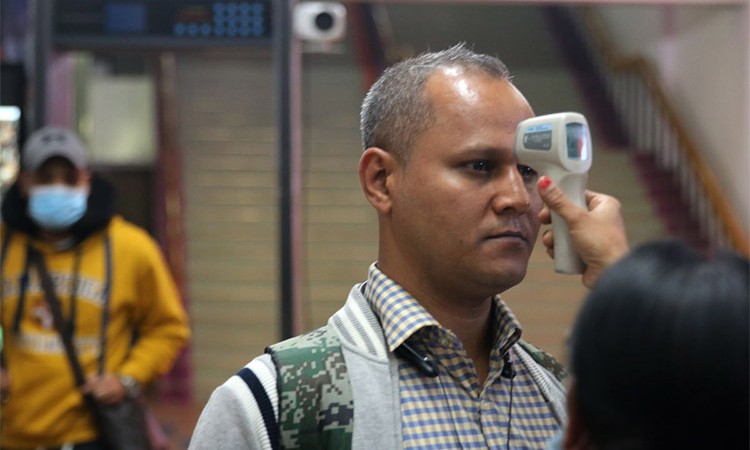 काठमाडौंमा बस चढ्न ज्वरो जाँच्नु पर्ने !_img
