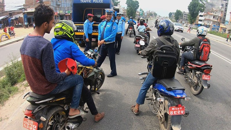 अत्यावश्यक सेवामा हिडेकालाई काममा पुग्न कठिन, व्यवसायी भन्छन् कसरी सर्भिस सेन्टर चलाउनु