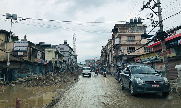 विशेष सम्पादकीयः ‘नयाँ प्रदुषण मापदण्ड’ लगाएर मात्रै हुन्न, सडक सफा बनाऊ_img
