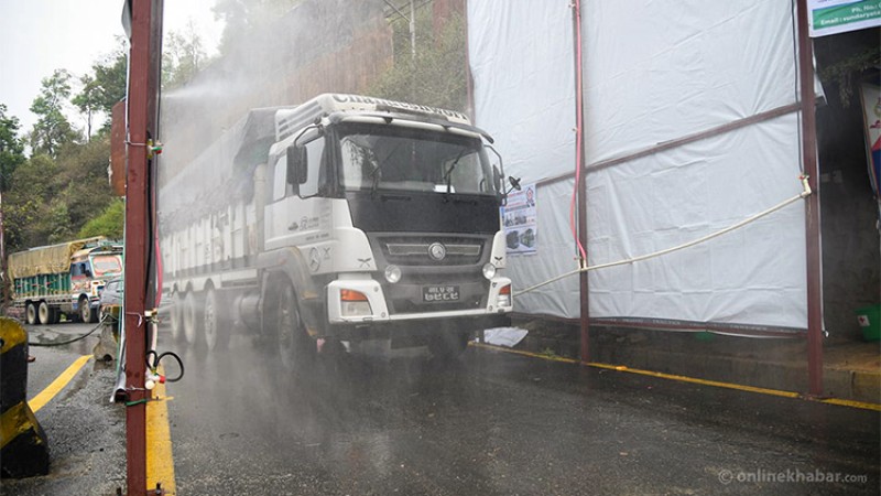 नागढुंगा नाकाबाट काठमाडौं भित्रिने सवारीसाधन सेनिटाइज गर्दै सुन्दर यातायात