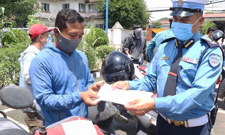 हराएको मोटरसाइकल खोजी जारीः ट्राफिक प्रहरीले २५ वटा मोटरसाइकल धनीलाई बुझायो_img