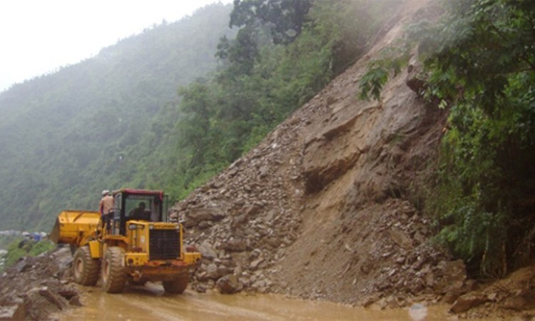 ठाँउ-ठाँउमा पहिरो, काठमाडौं जोड्ने मुख्य मार्ग संचालनमा आउन दुई दिन लाग्ने_img