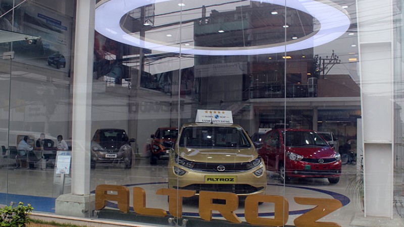 गाडी शोरुमा रौनक ल्याउने प्रयास गर्दै बिक्रेता (फोटो फिचर)