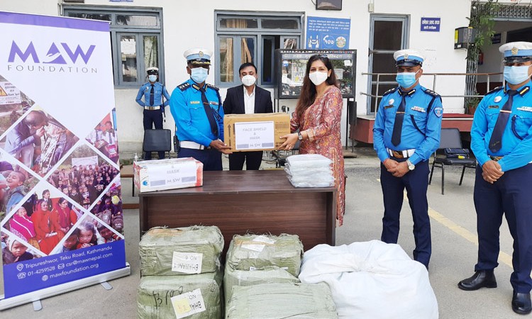ट्राफिक प्रहरीलाई एमएडब्लु फाउन्डेसनबाट फेससिल्ड र मास्क सहयोग_img