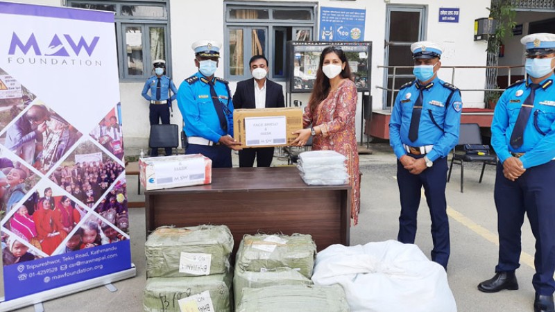 ट्राफिक प्रहरीलाई एमएडब्लु फाउन्डेसनबाट फेससिल्ड र मास्क सहयोग