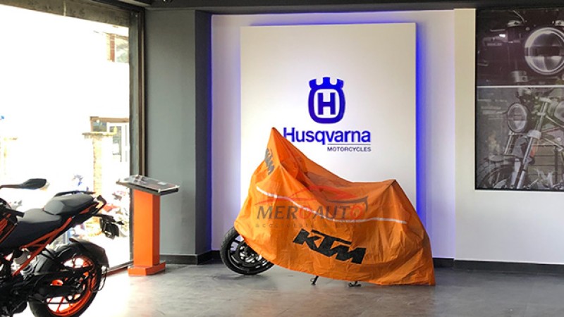 केटीएमको शोरुममा देखियो हस्कभर्ना