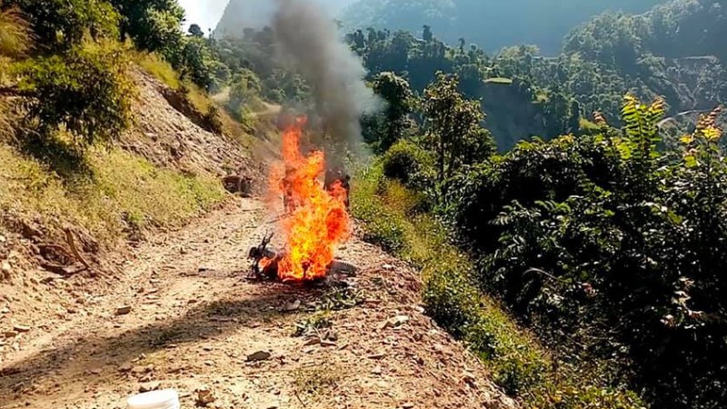 गुड्दागुड्दै हिरो एक्सपल्स २०० मा आगलागी, घटना सार्वजनिक नर्गन शोरुमको दबाव (भिडियोसहित)