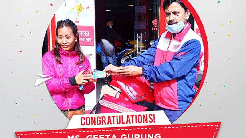 गिता गुरुङले जितिन होन्डाको स्कुटर किन्दा नगद १ लाख