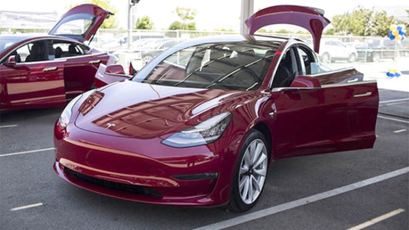 टेस्लाले बढायो विद्युतीय कारको मूल्य, एक वर्षमा नै बढ्यो १५ हजार डलर