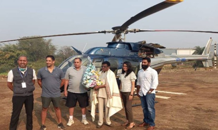 दुध बेच्नको लागि किसानले  किने ४८ करोडको हेलिकप्टर, खेतमा हेलिप्याड बनाउदै_img