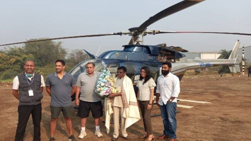 दुध बेच्नको लागि किसानले  किने ४८ करोडको हेलिकप्टर, खेतमा हेलिप्याड बनाउदै