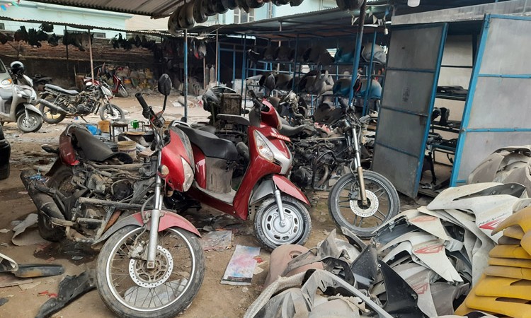 थोरै खर्चमा पुराना मोटरसाइकल र स्कुटरलाई चम्काउने कारखाना_img