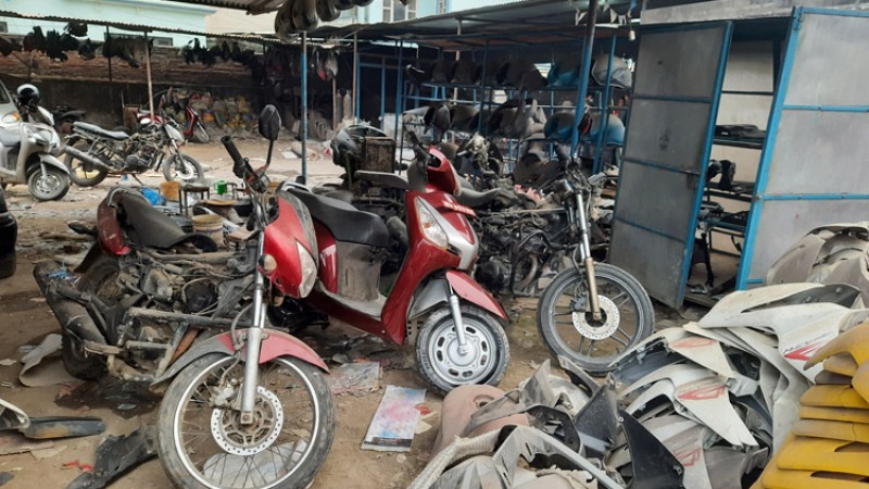 थोरै खर्चमा पुराना मोटरसाइकल र स्कुटरलाई चम्काउने कारखाना