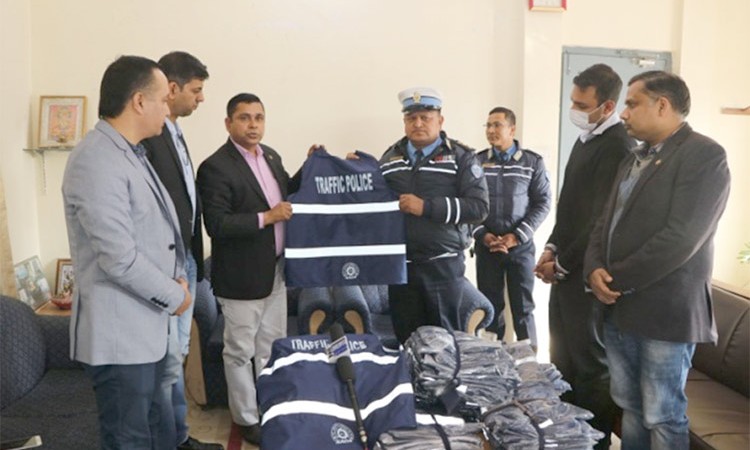 नाडाले दियो ट्राफिक प्रहरीलाई ५०० थान फ्लोरोसेन्ट ज्याकेट_img