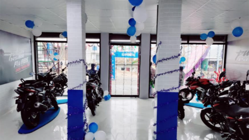 अछाममा बजाजले खोल्यो नयाँ शोरुम