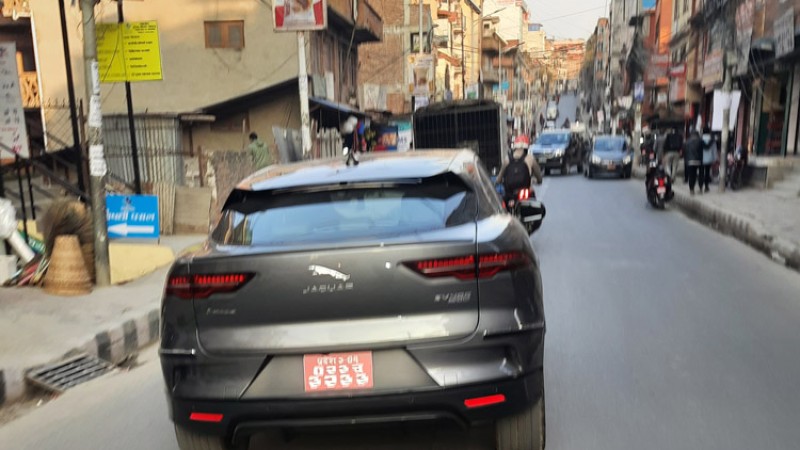 नेपाली सडकमा गुड्छन् डेढ करोडभन्दा माथि पर्ने इलेक्ट्रीक कार, विवाद पनि बढ्दै
