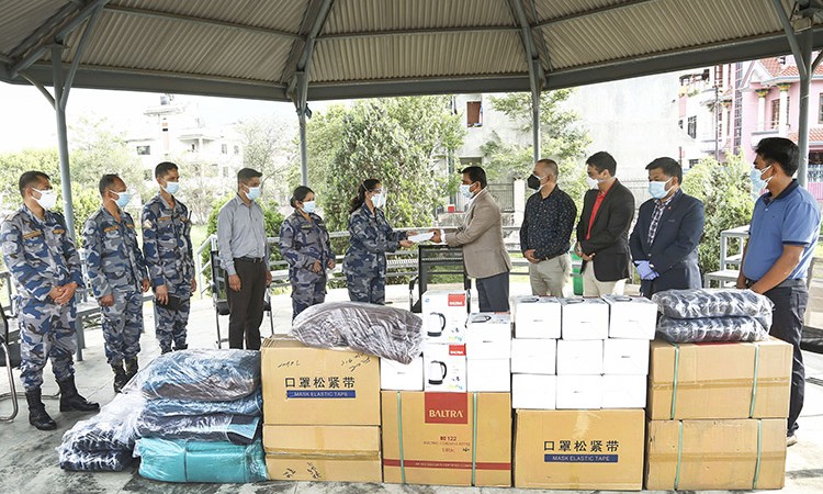 कोरोना संक्रमण रोकथामका लागि नाडाले दियो शसस्त्र प्रहरी अस्पताललाई सहयोग_img