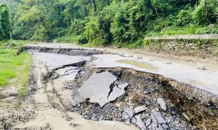 पहिरोले देशका मुख्य राजमार्ग नै अवरुद्ध_img