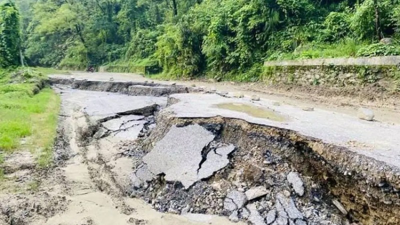 पहिरोले देशका मुख्य राजमार्ग नै अवरुद्ध