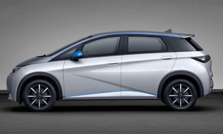 फुलचार्जमा ४०५ किलोमिटर गुड्ने ह्याचव्याक कार, ६ महिना भित्र नेपाल आउने_img