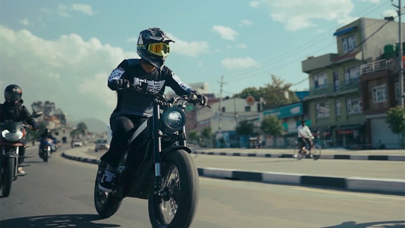 यात्री पी १ को विक्री सुरू, शोरुम उद्घाटन हुँदै