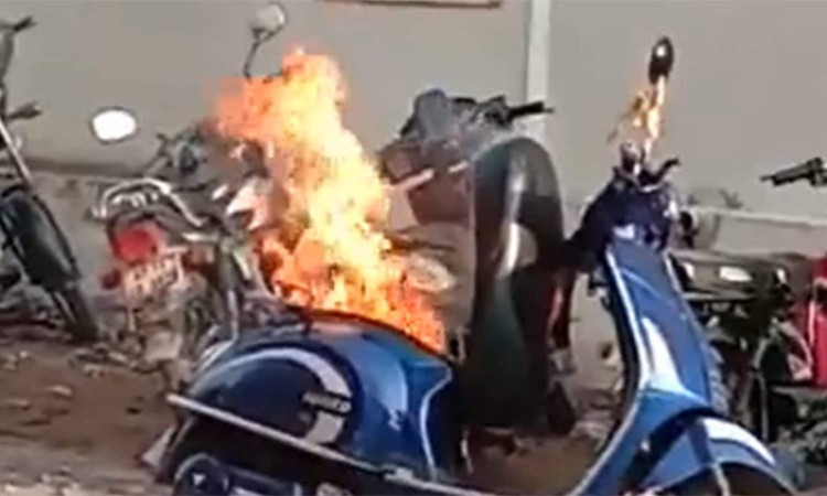 रोकिएन इलेक्ट्रीक स्कुटरमा आगो लाग्ने क्रम_img