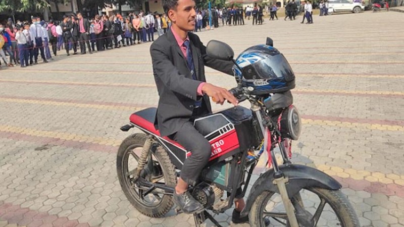 नेपाली विद्यार्थीले बनाए १०० किलोमिटर रेन्ज दिने इलेक्ट्रीक मोटरसाइकल