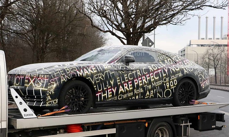 रोल्स रोयसको पहिलो इलेक्ट्रीक कार ‘स्पेक्टर’, यस्ता रहने छन् फिचर_img