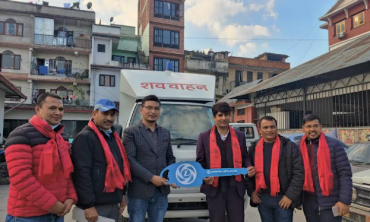 विभिन्न कार्यालयलाई अशोक लेलैण्डका शब बहान हस्तान्त्रण_img