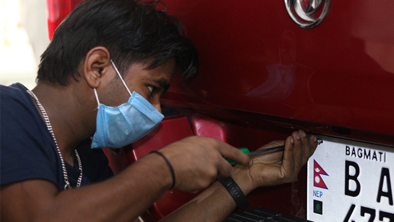 दुईवटा प्रदेशमा इम्बोस्ड नम्बर प्लेट अनिश्चित, थप ४ प्रदेशमा वितरण सुरु हुने