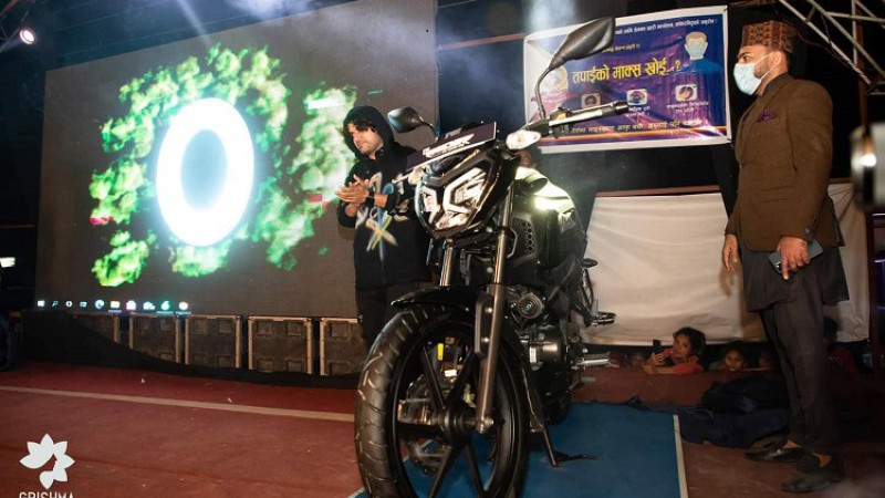 कलाकारहरुको साथमा ‘टीभीएस रेडर सप्तरंग’ आयोजना