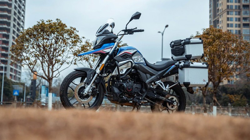 आकर्षक डिजाइनमा RX1S एड्भेन्चर मोटरसाइकल