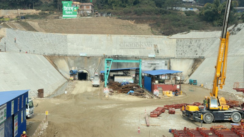द्रुत गतिमा अघि बढ्दै नागढुंगा-नौबिसे सुरूङ खन्ने काम (भिडियाे सहित)