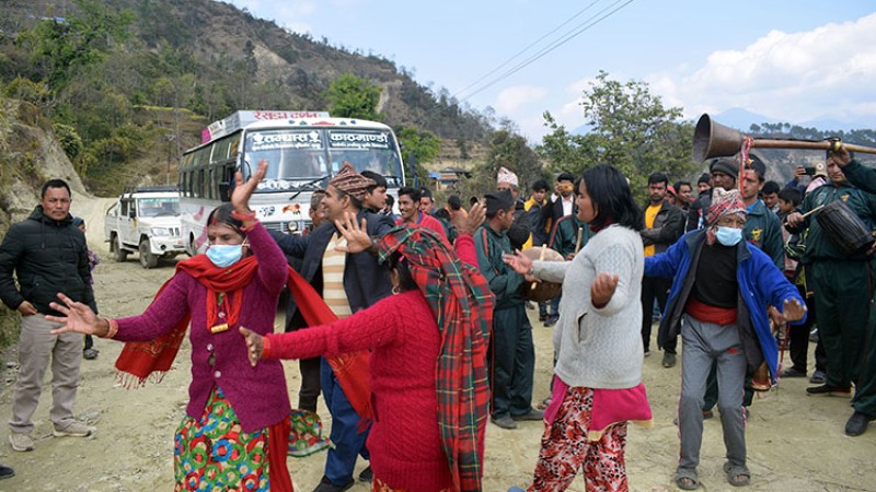 गुल्मीको दर्लिङमा पहिलोपटक बस पुग्यो