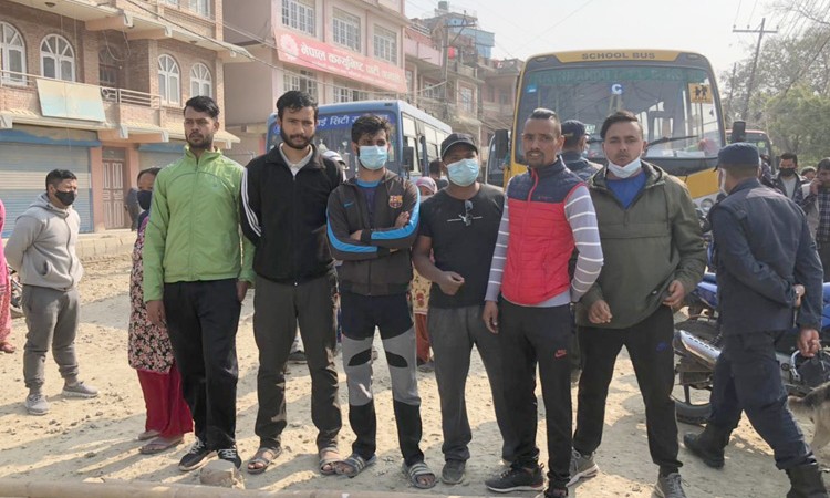 ७ वर्षमा बनेन ११ किलोमिटर सडक, बिहानैदेखि स्थानीयले गरे बन्द_img