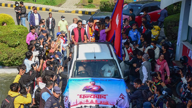 इसुजुको पीकअपमा बालेन साहको काठमाडौं परिक्रमा