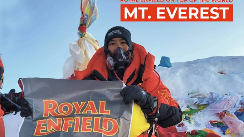 रोयल इनफिल्डको झण्डा सगरमाथामा