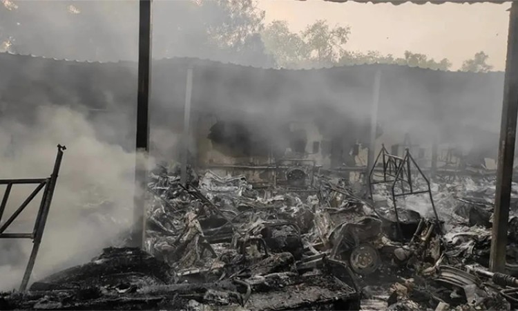 दिल्लीमा इलेक्ट्रीक सवारी पार्किङमा भीषण आगलागी, १०० बढी सवारीसाधन नष्ट_img