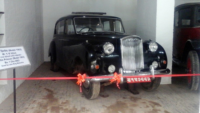 राजा त्रिभुवन र महेन्द्रले चडेकाे अस्टिन प्रिन्सेस र फोर्ड प्रदर्शनी