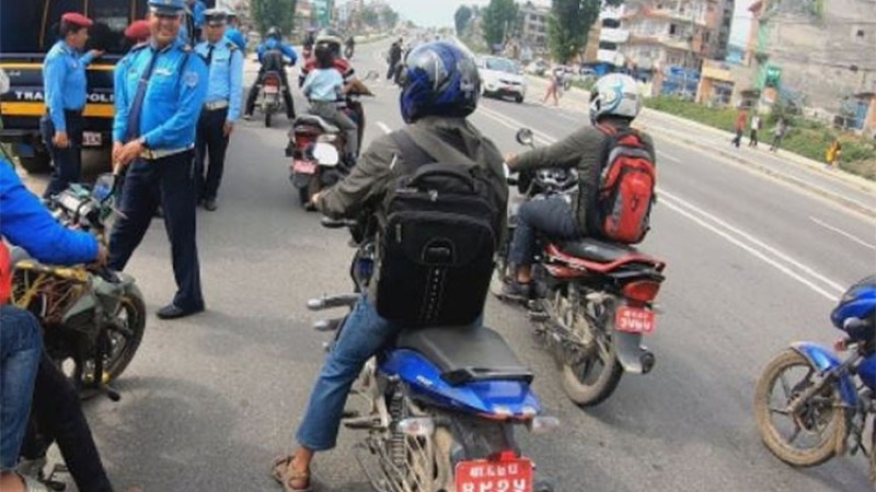 बिहानैदेखि मापसेसँगै लागू पदार्थ सेवन चेक गर्दै ट्राफिक प्रहरी