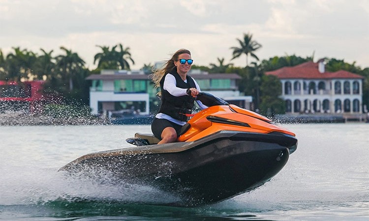 अब पानीमा चल्ने ‘जेट स्की’ पनि इलेक्ट्रीक, यस्तो छ मूल्य_img