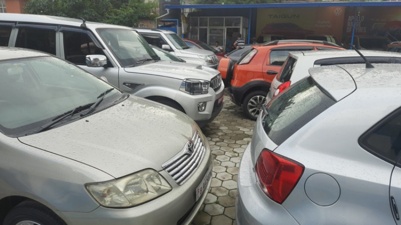 किन्ने कम र बेच्ने धेरै भएसँगै ५ लाखदेखि नै कार !