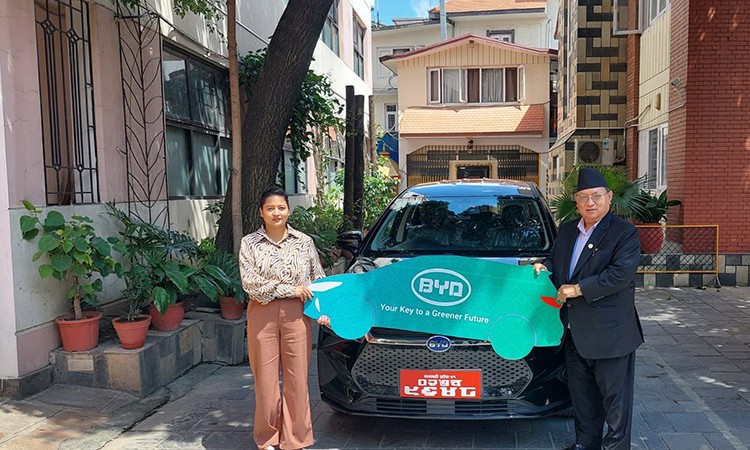 राज्यमन्त्री श्रेष्ठले किने इलेक्ट्रीक कार ‘बीवाइडी इ-सिक्स’_img