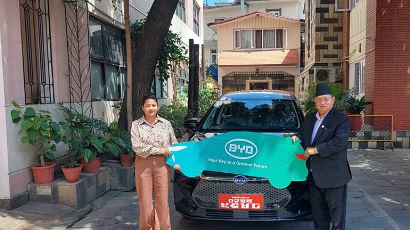 राज्यमन्त्री श्रेष्ठले किने इलेक्ट्रीक कार ‘बीवाइडी इ-सिक्स’