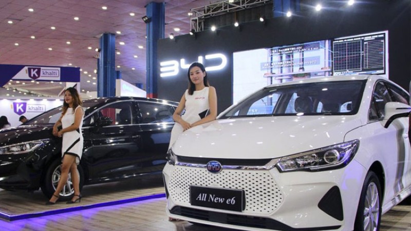 मूल्य र फिचरले गर्दा चलेका ४ इलेक्ट्रीक कार, यस्तो छ ब्याट्री र रेन्ज