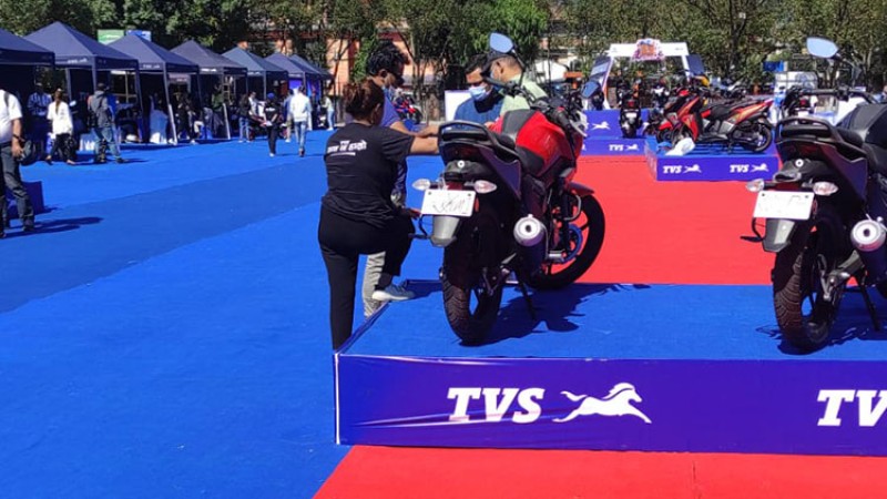 अफरै अफरसहित ‘टीभीएस ग्राण्ड एक्सचेन्ज एण्ड फाइनान्स मेला’ भृकुटीमण्डमा सुरु, ४ हजार मासिक किस्तामै मोटरसाइकल