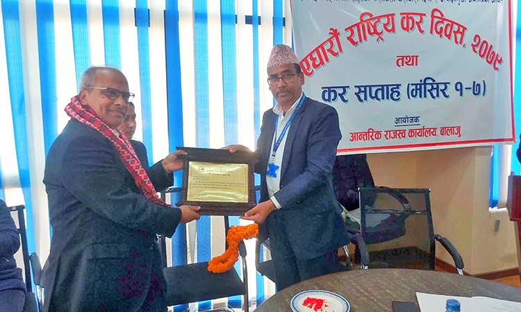 सबैभन्दा बढी आयकर तिर्ने ‘बालाजु अटो वर्कस’, पायो सम्मान_img