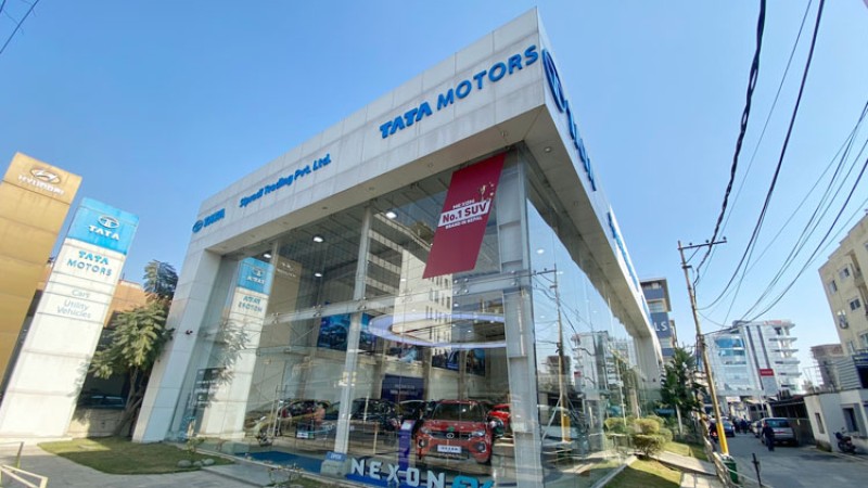 थापाथलीको गाडी शोरुममा राखिएका बोर्डमा महानगरको नजर