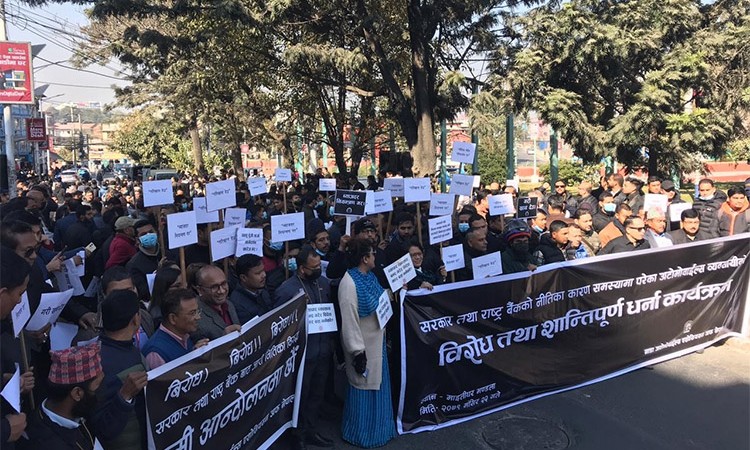 अटो ब्यवसायीहरु धर्नामा, बैंकिङ क्षेत्रसँग असन्तुष्ट_img