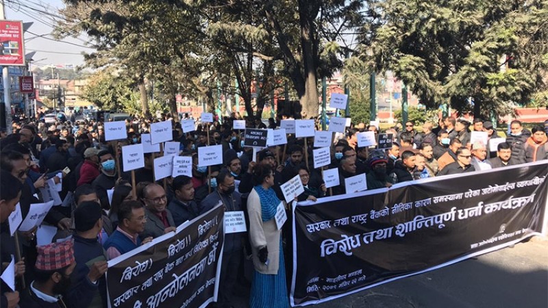 अटो ब्यवसायीहरु धर्नामा, बैंकिङ क्षेत्रसँग असन्तुष्ट
